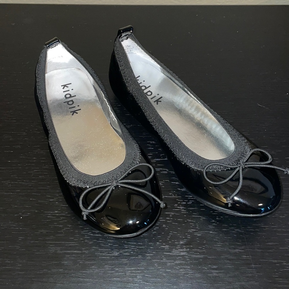 Kidpik Black glossy ballet flat.  sz 13m